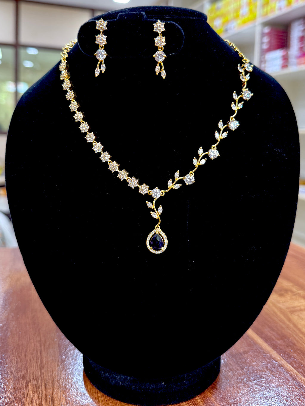 Leaf Design Cz necklace